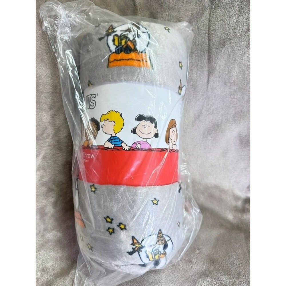 Peanuts Snoopy Halloween Velvet Loft Throw 50 x 70”